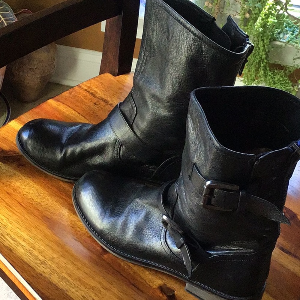 Awesome Steve Madden black leather boots